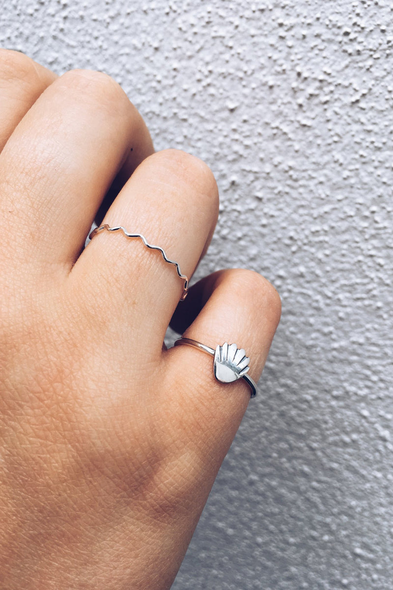 SMALL SHELL SILVER RING
